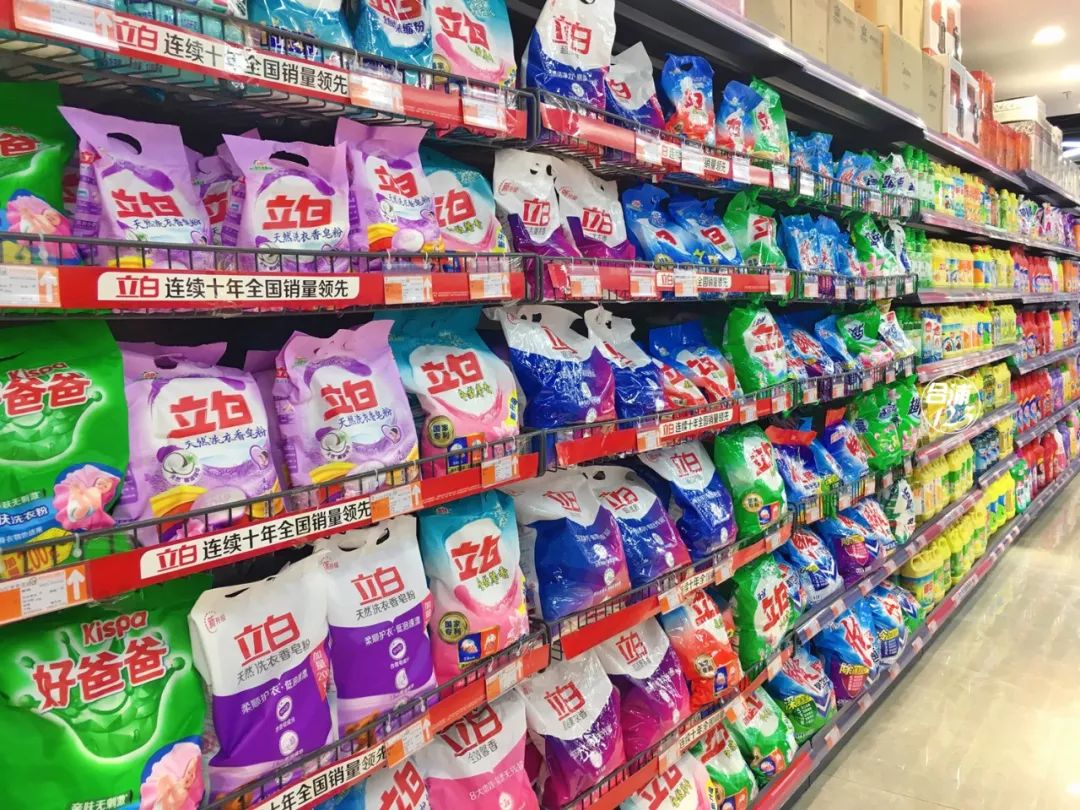 合浦商業新地標！XX大型超市盛大開業，日用百貨區人潮涌動，福利引爆全城